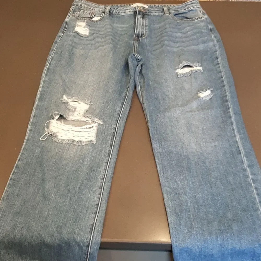 Encore Distressed Jeans Jr sz 15